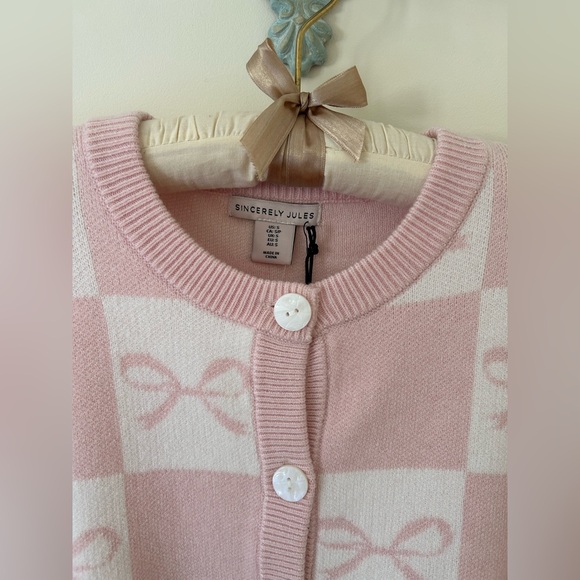 Sincerely Jules Baby Pink and White Knit Bow Cardigan
Size: Small
NWT - Picture 2 of 15